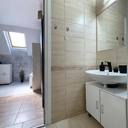 Artistic For 4 Guests In Apartmán *