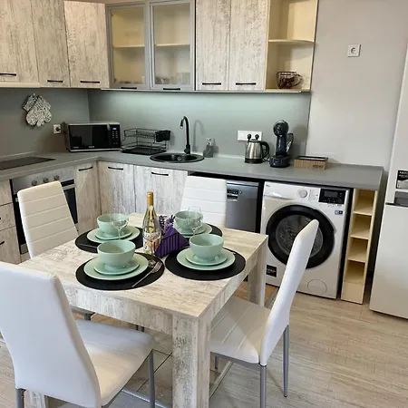 Artistic For 4 Guests In Апартаменти